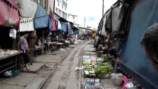 preview picture of video 'The market on the railway tracks. Mae Klong (Samut Songkhram), Thailand.'