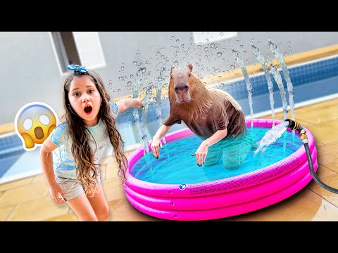 UMA CAPIVARA INVADIU A PISCINA DA MINHA IRMÃZINHA!! 