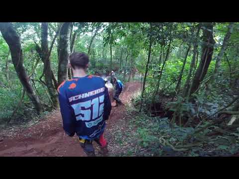 Meia trilha em céu azul Paraná  evento top 