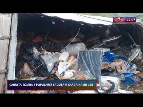 Acidente na BR 135 deixa carreta tombada e população saqueia mercadorias 04 11 2020