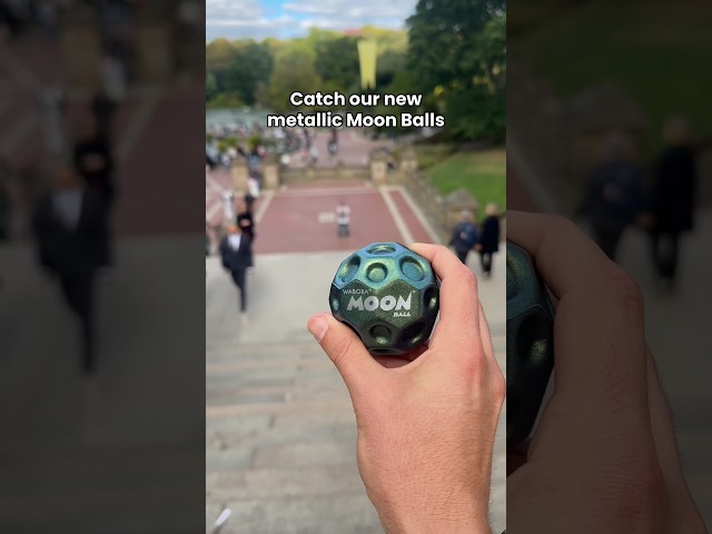 Vídeo relacionado con Waboba Moonshine Ball - Pelota Lunar Luminosa, Rebote Hiper saltarín Que Brilla en la Oscuridad, Bola de Tierra de Rebote Extra - Blanco - 60 x 60 x 60 mm