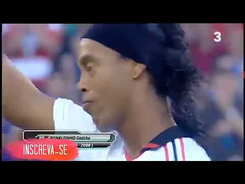 RONALDINHO GAÚCHO SENDO homenageado no Camp nou e ele chora