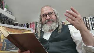 שיעורים קצרים הכנה לאורות ימי הפורים תשפ"ו – בעברית –  6 – ע"פ אוצר היראה – תשובת השנה פורים אות לג (הרב מוטה פראנק) - התמונה מוצגת ישירות מתוך אתר האינטרנט יוטיוב. זכויות היוצרים בתמונה שייכות ליוצרה. קישור קרדיט למקור התוכן נמצא בתוך דף הסרטון