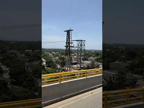 pasando por el puente, entre arenal y sopla viento bolivar, sobre el canal del dique.