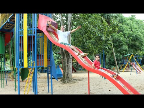 BRINCANDO NO PARQUINHO INFANTIL COM PAPAI