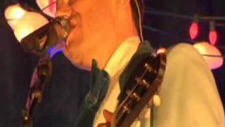 beastie boys - Something&#39;s Got To Give live