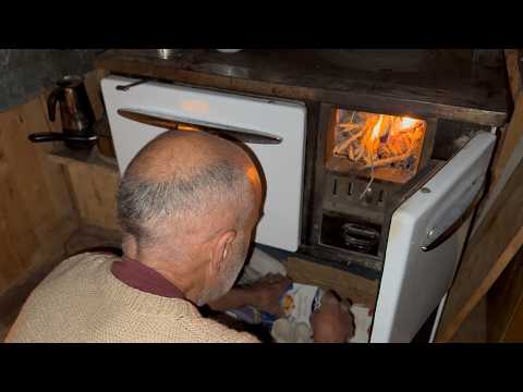 Mio zio eremita: un giorno a 2000 metri senza acqua né elettricità - La legna