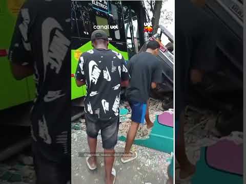 Ônibus desgovernado atinge carros e muro de escola no Jabaquara, em SP, e deixa uma mulher ferida