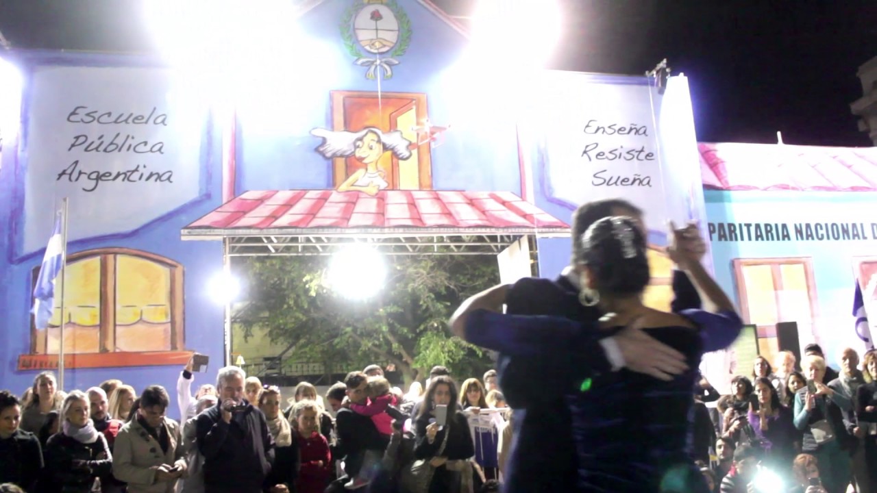 Video thumbnail for Pablo Rodríguez y Corina Herrera bailan en la milonga abierta de la Escuela Itinerante - 27/04/2017