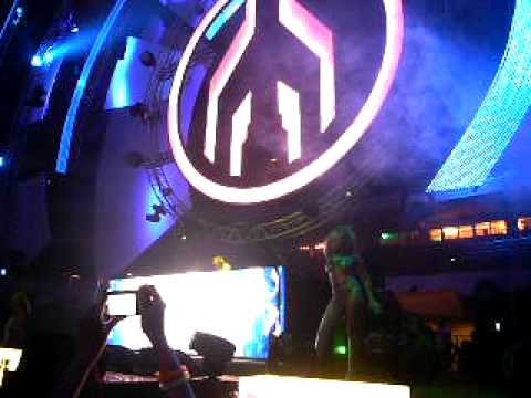 Rank 1 & Jochen Miller vs Yuri Kane - The Right Escape(Armin van Buuren Mashup) live @ mayday 2010