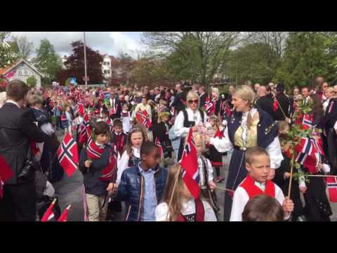 Tjensvoll skole i barnetoget 17.mai 2016