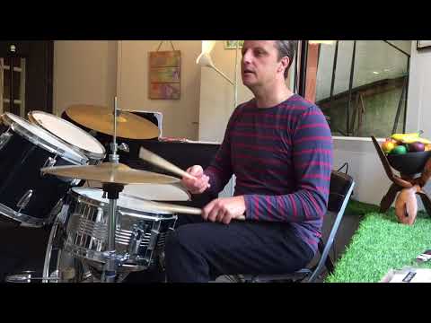 Play Avec des Cris de Joie On Drum Kit