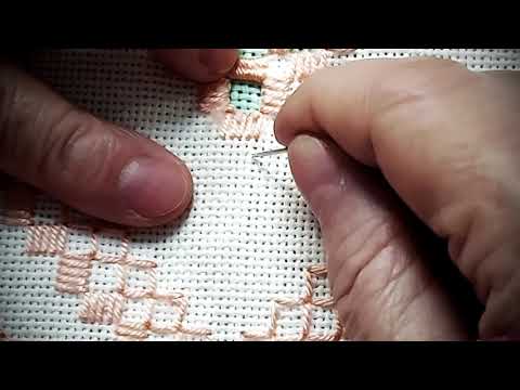 Penúltima aula de ponto reto em toalha verde-agua