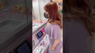 【巨乳あるある】UFOキャッチャーでの事故