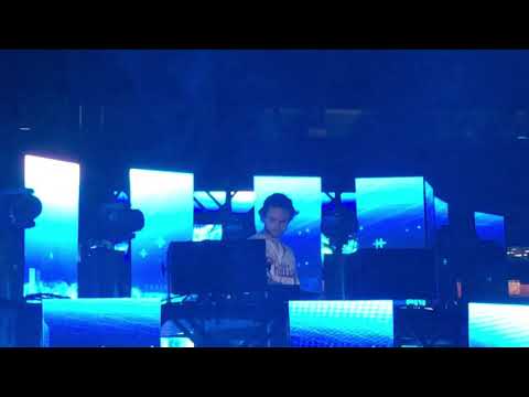 Cardi B - Bodak Yellow X Eptic & Carnage - The End (Zedd Mashup) *Live at Citizens Bank Park 8/18)