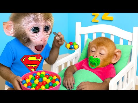 Affe BonBon kümmert sich liebevoll um seinen süßen kleinen Bruder und hilft fleißig im Haushalt