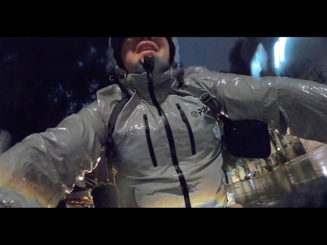 Vídeo relacionado con RIDEIRON Chubasquero hombre Impermeable,Traje de lluvia moto con capucha desmontable,impermeable,reflectante,ligera,resistente al viento,para exteriores,para ciclistas,Negro XL