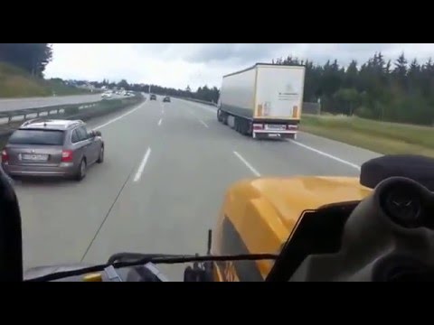 JCB auf der Autobahn