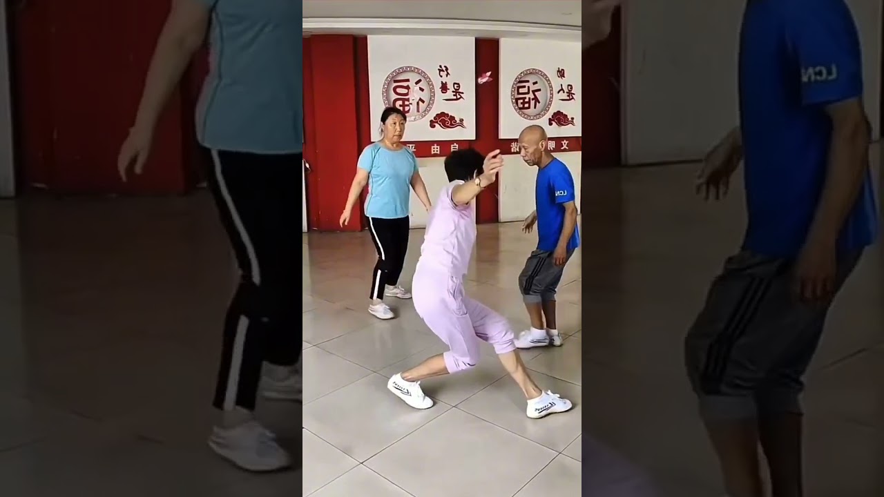Đá cầu thôi mà nhìn căng thế nhờ