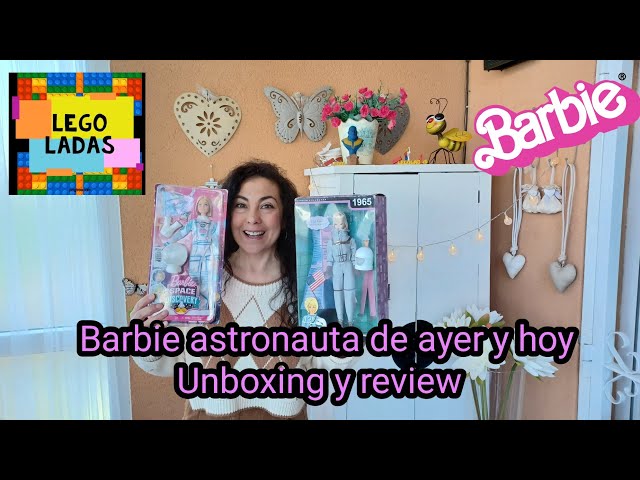Vídeo relacionado con Barbie Miss Astronaut Muñeca Coleccionable con Traje Plateado, Botas espaciales y Accesorio de Casco, reproducción de Estilo Retro de 1965, JBJ48