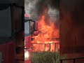 Auto's VERWOEST bij grote brand op goederentrein | #shorts