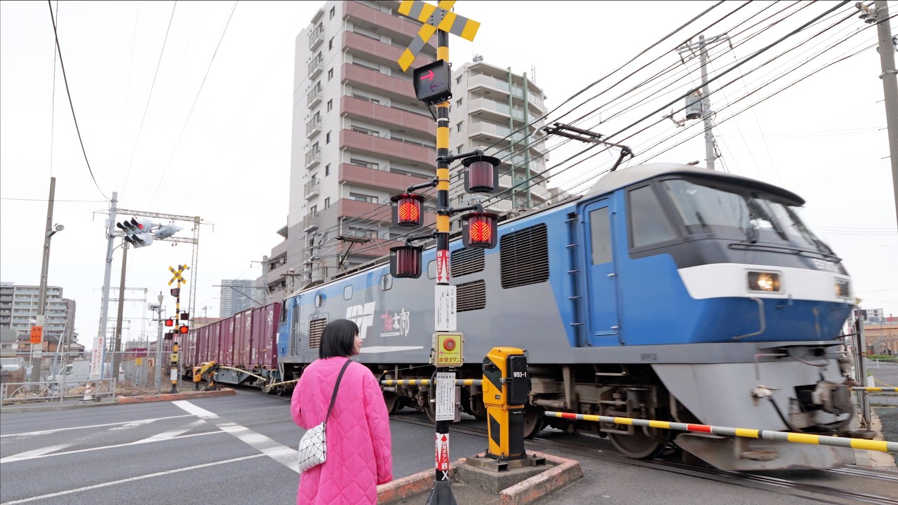 新金貨物線の新宿新道踏切 貨物列車のビュースポット巡り