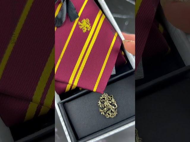 Vídeo relacionado con Cinereplicas Harry Potter - Corbata tejida Gryffindor - Adulto - Licencia Oficial