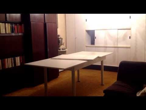 Rozkládací jídelní stůl.