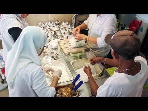 Malay 'Putu Piring', Steamed Rice Cake with Coconut. Singapore Street Food