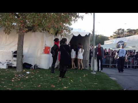 [Fancam] 121110 Kara Walking to Fanmeet Tent @ SBS Super Concert