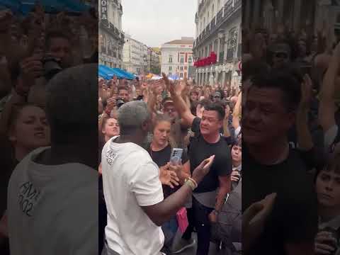 🚫 Los ACAMPADOS en SOL impiden la entrada de BERTRAND NDONGO a la plaza⛺️💥