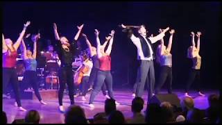 Schlagerparodi mellanakt Tina och Helgi