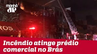 Incêndio atinge prédio comercial no Brás, em SP