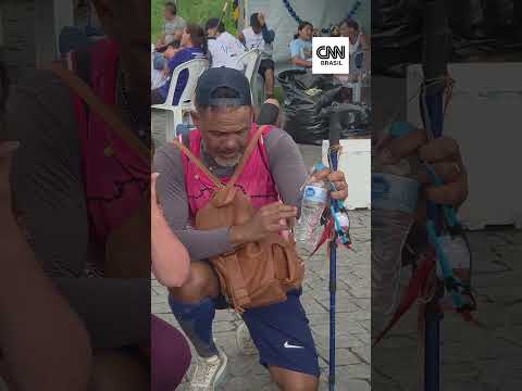 VÍDEO: Romeiros enfrentam dores e vão às lágrimas na reta final até o Santuário de Aparecida