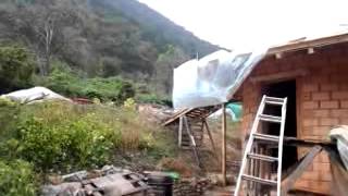 preview picture of video '[90초다큐] 흙집 지붕 비닐은  바람에 날리고'