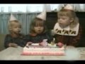 Una pequeña niña le sopla la vela a la cumpleañera 