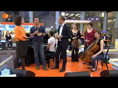 Erwin Schrott im Moma-Cafe in Berlin