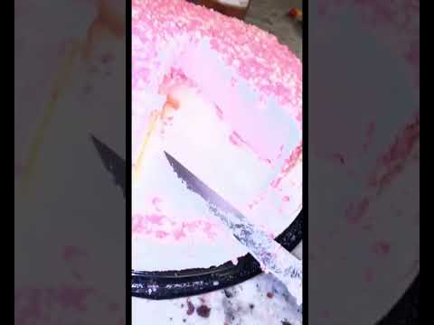 I love these Strawberry Krunch Ice Cream Cakes! #strawberry