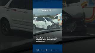 Download lagu Isuzu Traga Oleng, Tabrak Rush hingga Terguling di Tol Pasuruan mp3