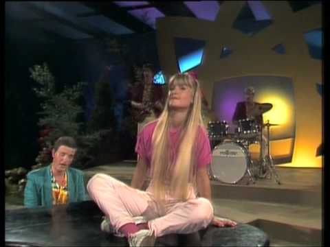 download lagu mp3 mp4 Even Aan Mijn Moeder Vragen, download lagu Even Aan Mijn Moeder Vragen gratis, unduh video klip Even Aan Mijn Moeder Vragen