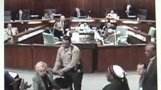 Woman fakes injury in court
