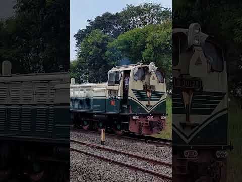 Lokomotif D 301 #keretaapi #railway #train #trendingshorts #station #shorts #lrt #krl #locomotive