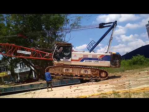 Crawler crane loading to load loader