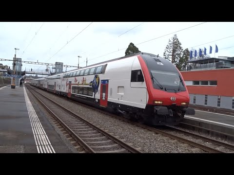 Abfahrt des IR75 nach Luzern und Durchfahrt des IR46 nach Zürich HB mit Makro am Bahnhof Thalwil