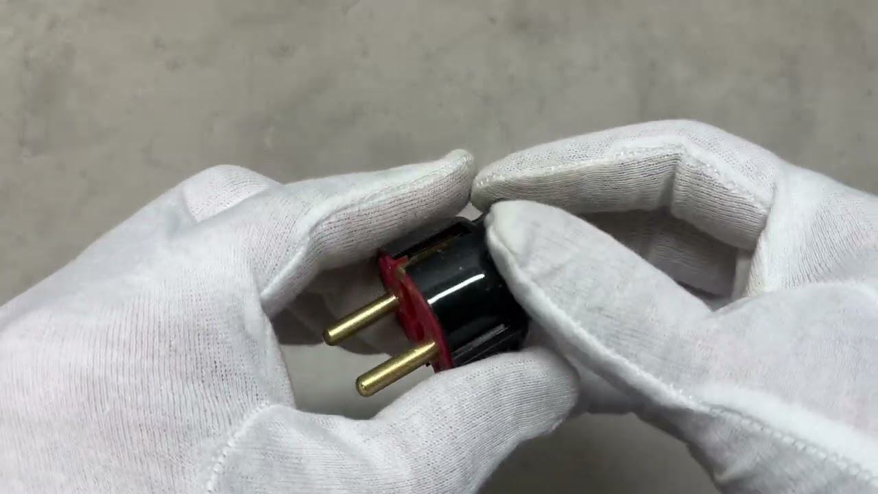 Вилка штепсельная LXL 325BLP из заземлением угловая черная