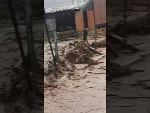 Chuva forte atinge Luisburgo e causa enxurradas e queda de barreira #chuvas #manhuaçu #noticias