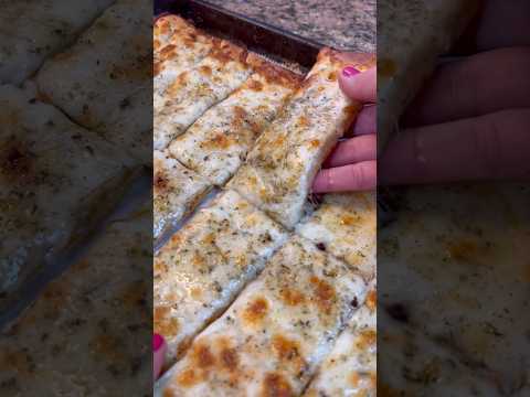 This copycat Little Caesar’s cheesy bread is so good and so easy to make! #recipe