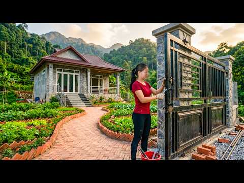 Chica instala una sólida puerta de hierro para completar la entrada de la granja