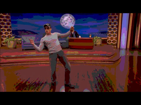 VAN DAMME BAILA UNA VAINA LOCA.