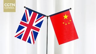 Canciller chino conversa por teléfono con su homóloga británica, Yvette Cooper